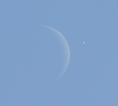 Daylight observation of moon and Venus in 2012 via Martin Powell at nakedeyeplanets.com