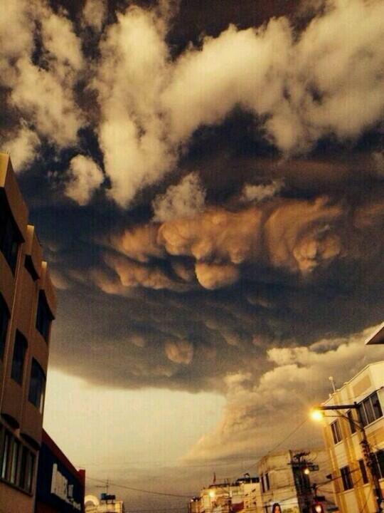 Ash cloud from Tungurahua volcano, by Daya Camacho, via @tweet_quake on Twitter.