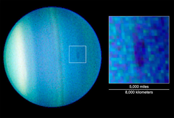 planetă cu dungi albastre cu inserție care prezintă un punct mărit.punctul întunecat de pe Uranus, care a apărut pe măsură ce emisfera nordică a planetei se apropia de echinocțiul de toamnă, a fost suficient de mare pentru a înghiți două treimi din Statele Unite. Imagine prin NASA / ESA / L. Sromovsky și P. Fry.