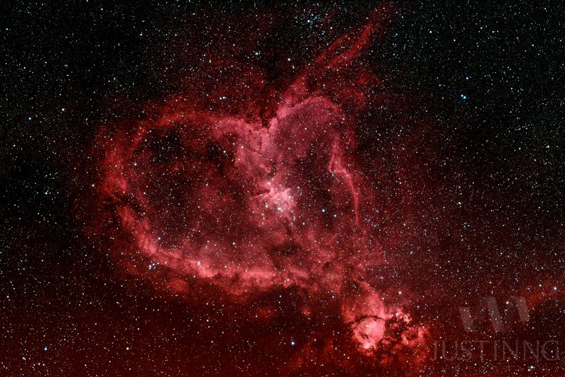 Nebulosa gaseosa con un contorno de corazón rojizo y un núcleo brillante.