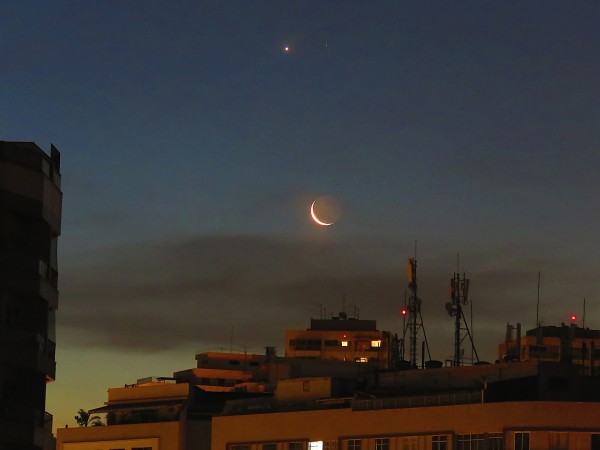 From Earth's Southern Hemisphere, the orientation of the planets and moon was different.  Here is a beautiful shot submitted to EarthSky by Helio de Carvalho Vital in Rio de Janeiro, Brazil.