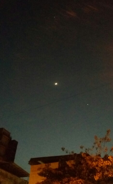 Mumbai in India is the 8th largest city in the world, with a population of over 12 million.  Yet Himanshu H. Sheth was able to see Jupiter (above), the moon and Venus on Friday night, May 22, 2015.  Thank you, Himanshu!