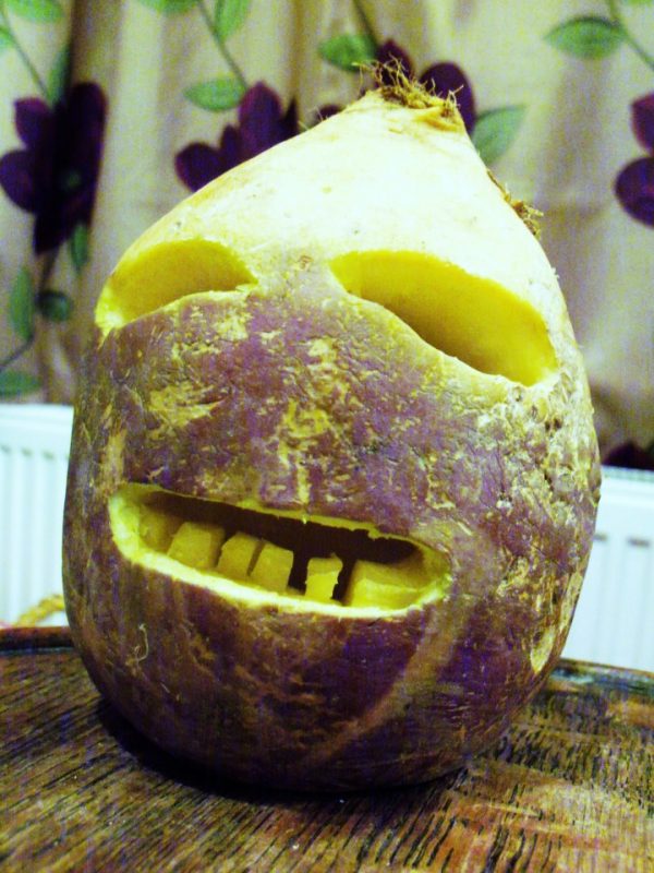 Ghost lights: Yellow turnip with 2 eyes and a mouth with teeth.