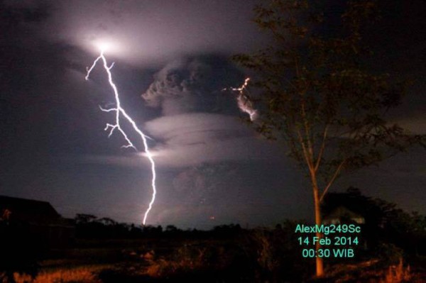 Image from the 2014 eruption of Gunung Kelud. Photo credit: AlexMG.