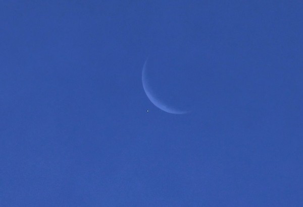 Amazing photos of moon and Venus | Today's Image | EarthSky