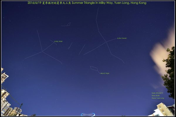 Blue sky with some white lines that represent some constellations. Their names appear in yellow, in English and Chinese.