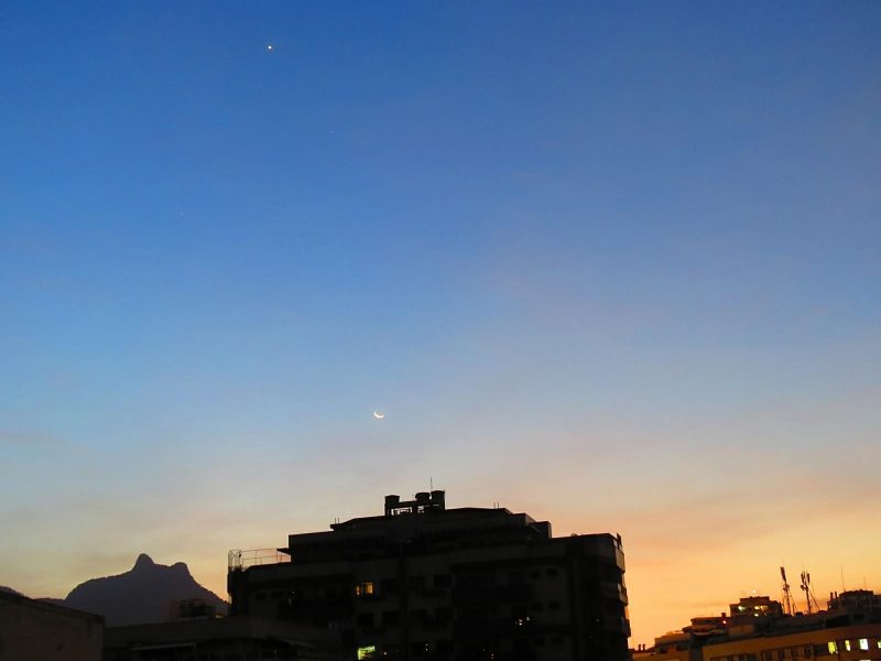 The moon and Venus are the 2 brightest objects to appear after sunset in early November. This is November 1, in Rio de Janeiro, Brazil. See Saturn below Venus? Photo by Helio C. Vital.