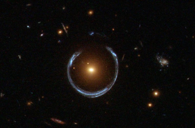 Blue ring around bright, reddish central object.
