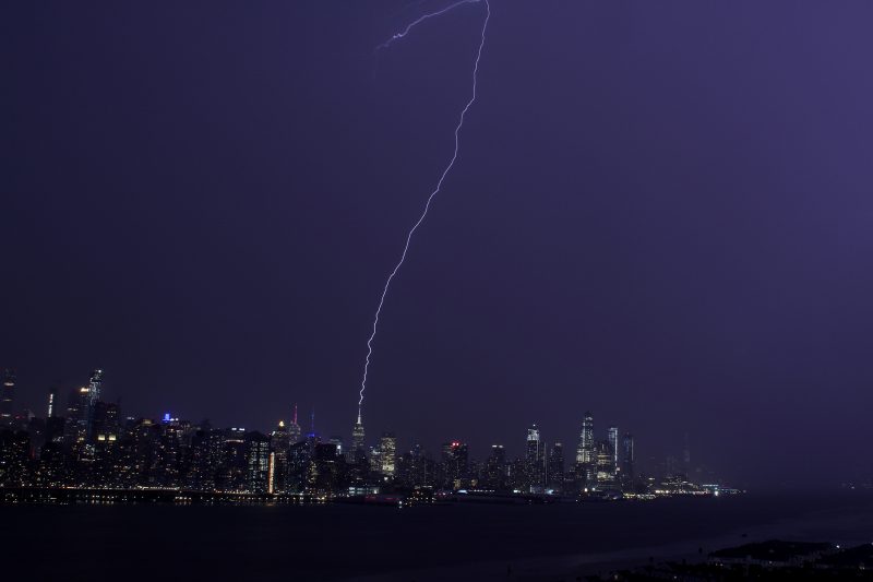 Zap Lightning Strikes Empire State Building Todays Image Earthsky 