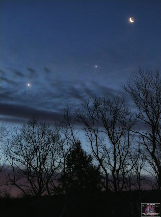 Dawn breaking, with a line of objects in the east, moon highest, Jupiter next, then Venus.