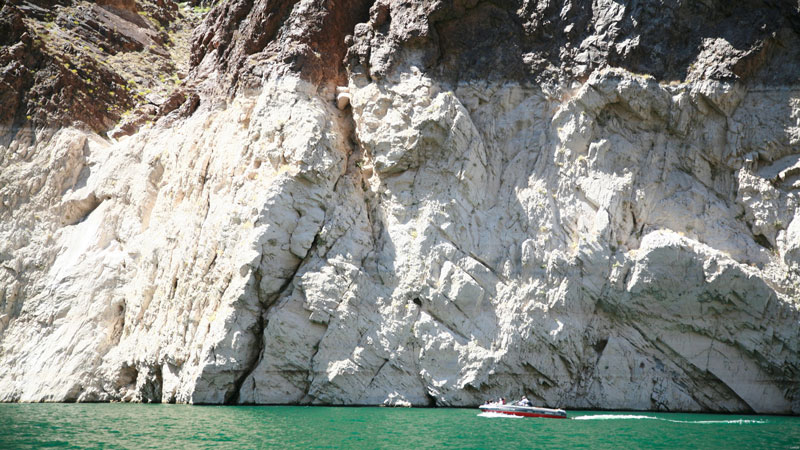 De blootgelegde oeverlijn toont de dramatische daling van het waterpeil in Lake Mead.