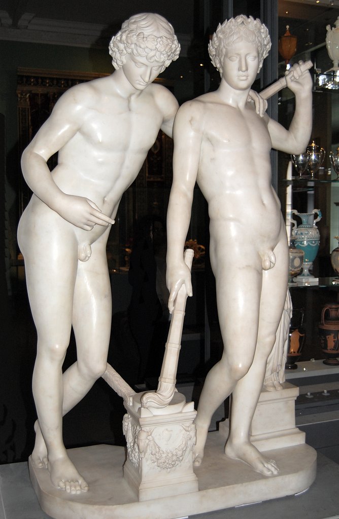 Station en marbre représentant deux jeunes hommes nus, l'un avec une couronne de laurier sur ses cheveux bouclés.