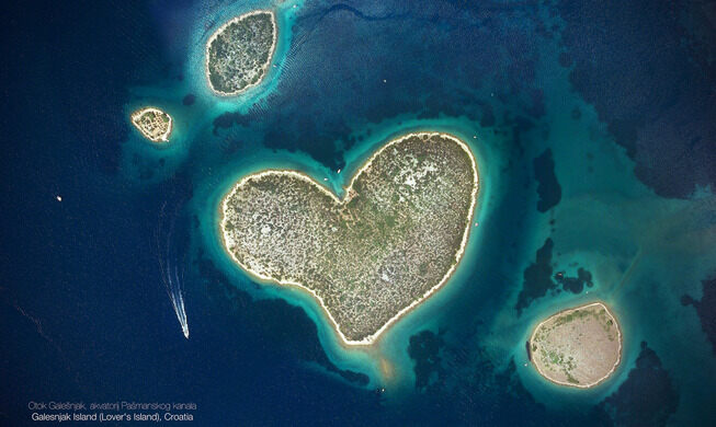 Isla en forma de corazón rodeada de agua azul.