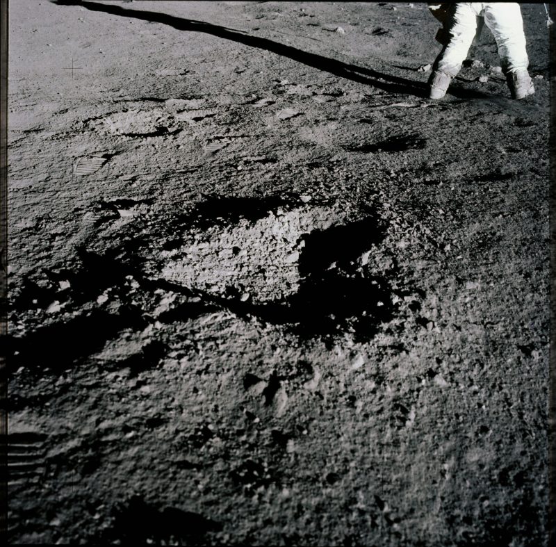 Un suelo rocoso gris con un agujero poco profundo en forma de corazón, las patas encajan en el espacio.