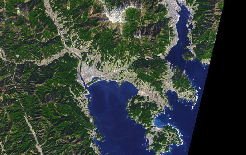 Satellite image of city on bay in Japan with no damage.