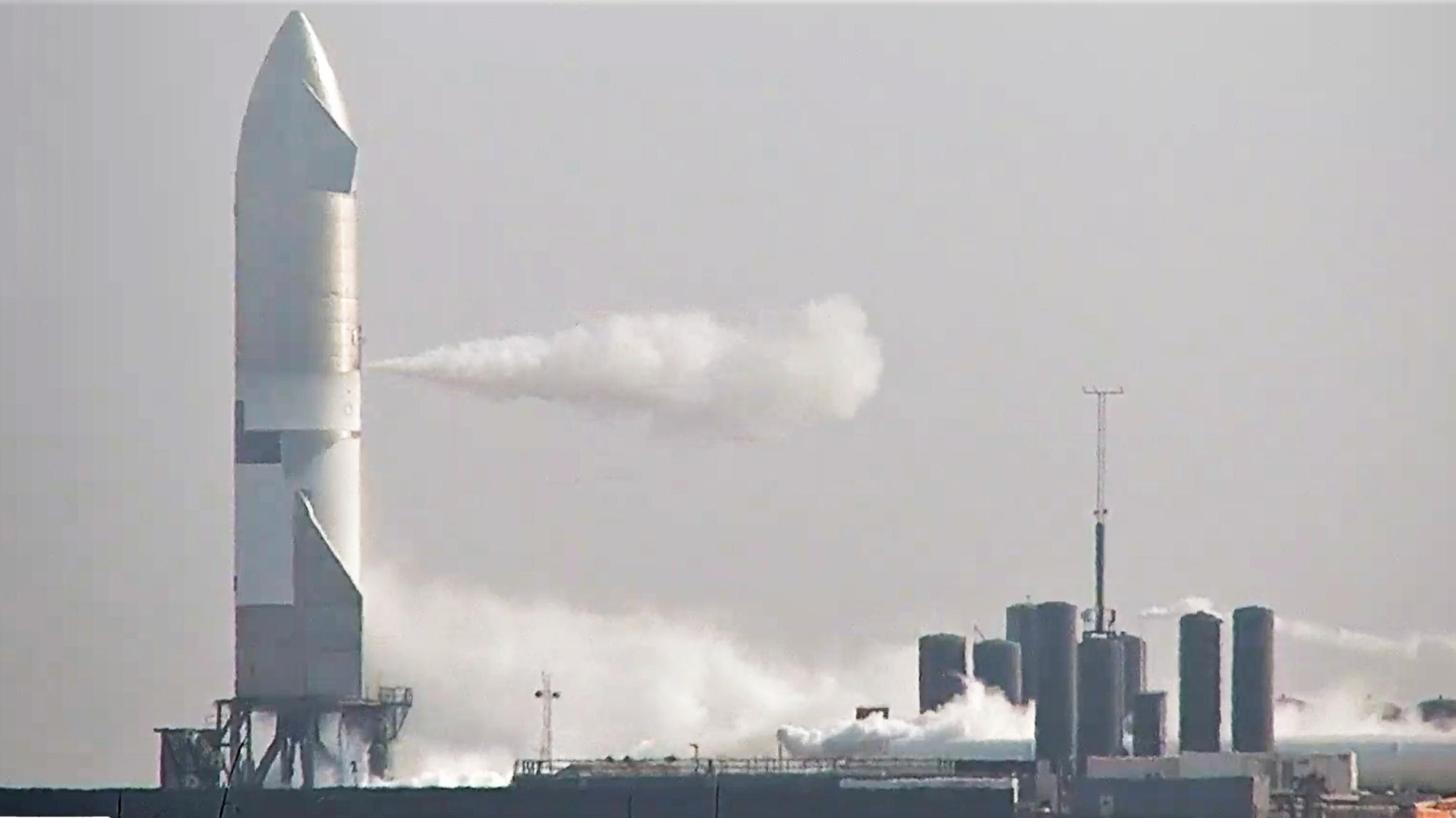 火箭直立，圆锥形的宇宙飞船在上面。 蒸汽从喷嘴逸出。