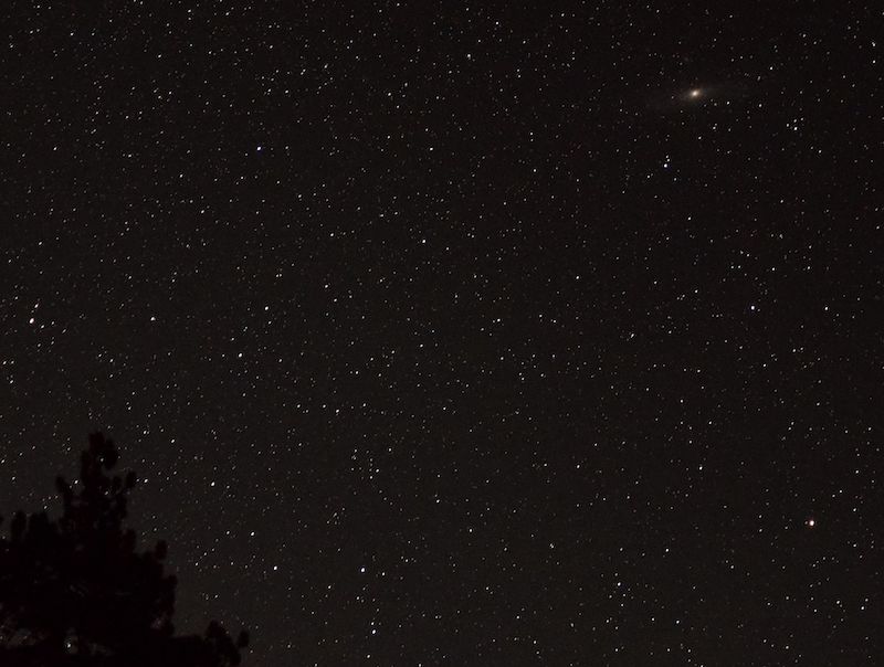  Stjernehimmel med en uklar blob øverst til høyre.