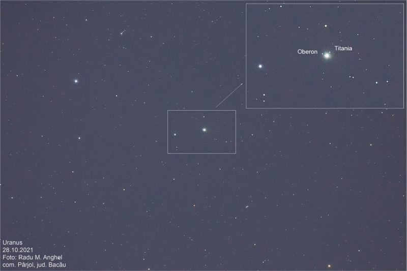 Bright dot, Uranus, in star field met inzet van twee kleinere stippen gelabeld Oberon en Titania.