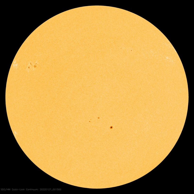 Imagen en movimiento de una gran mancha solar cruzando la cara del sol.