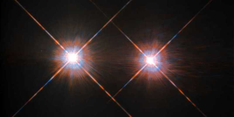 Due stelle luminose con motivi di rifrazione della luce.