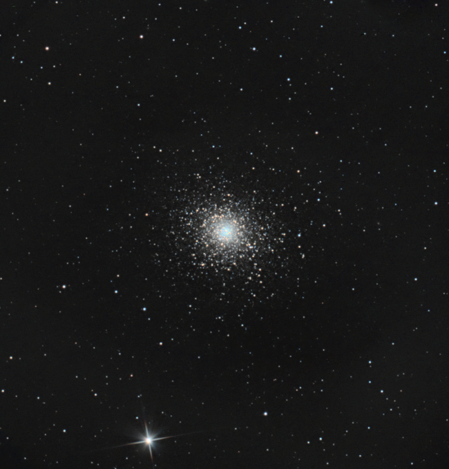 M5: Tight cluster of dots of white light at center, diffuse around into blackness.