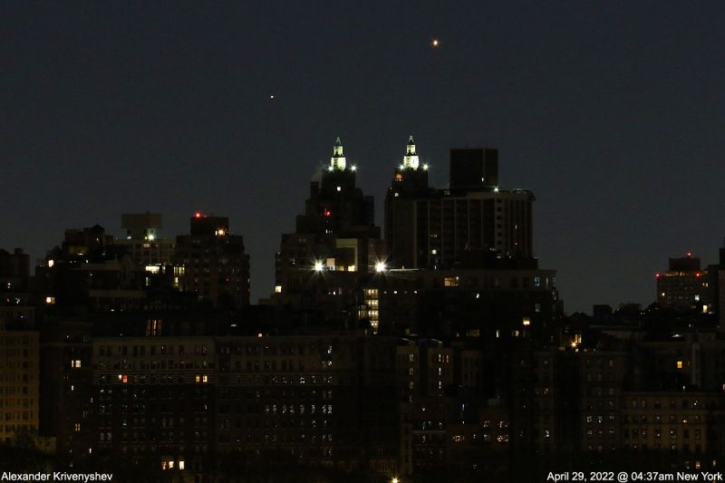 Two bright planets at dawn over a foreground of skycrapers