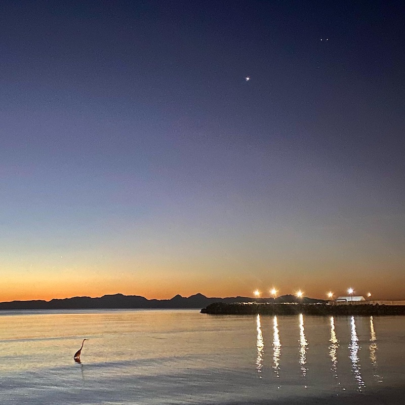 Picture at sunrise over the ocean with 3 planets visible