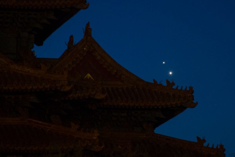 Two bright planets in conjunction over a Chinese pagoda.