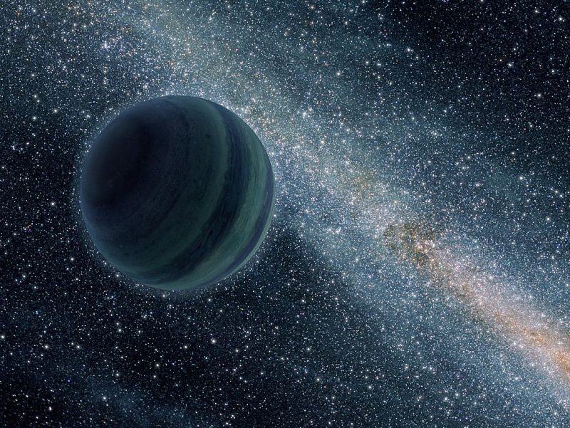 Une planète à rayures bleues comme Jupiter dans le noir et derrière la Voie lactée.