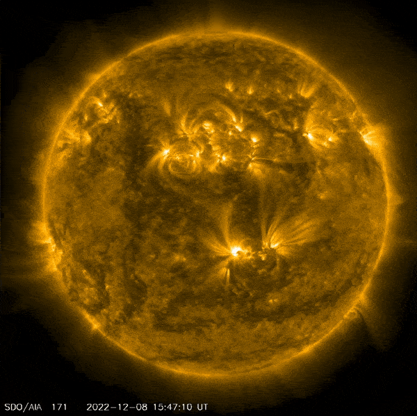December 9, 2022 Sun activity shows gorgeous imagery.