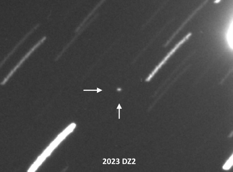 Streaks of light on gray background with one dot in the middle and arrows pointing to it.