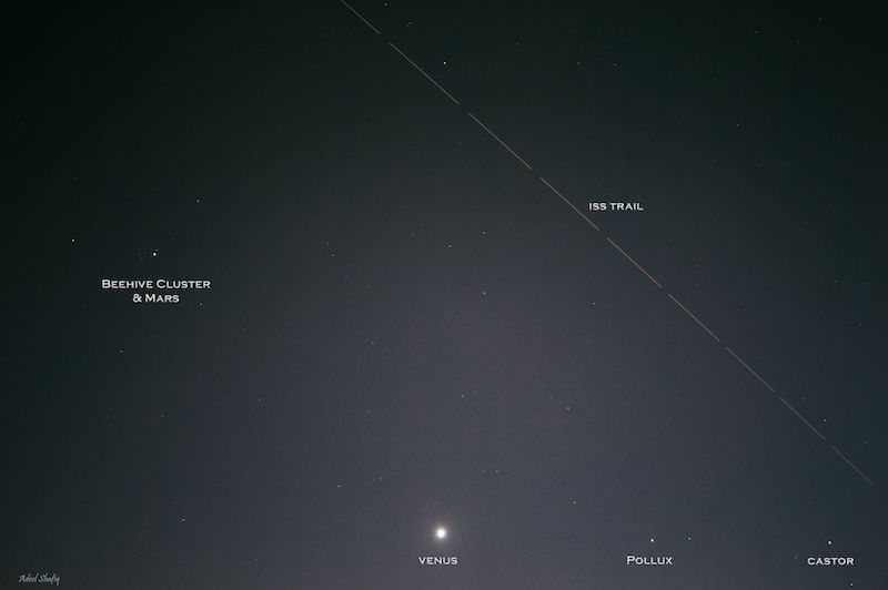 Małe białe kropki dla Ula, Marsa, Wenus i dwóch gwiazd oraz długie czerwone kropkowane linie dla Międzynarodowej Stacji Kosmicznej.