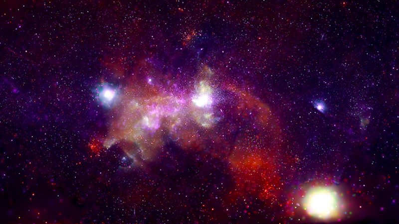 Tres orbes brillantes y resplandecientes rodeados de nubes irregulares y coloridas sobre un fondo estrellado.