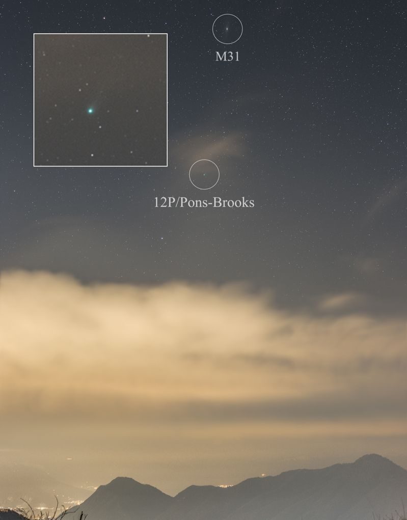 Montañas en el horizonte, densas nubes sobre ellas.  Hay 2 puntos sobre las nubes, 1 etiquetado "12P/Pons-Brooks" y el otro "M31".
