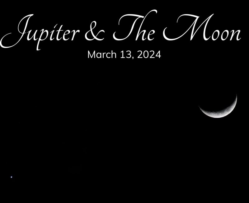 Une fine lune blanche et un point blanc sur fond noir, avec un grand texte en italique en haut indiquant Jupiter et la Lune.