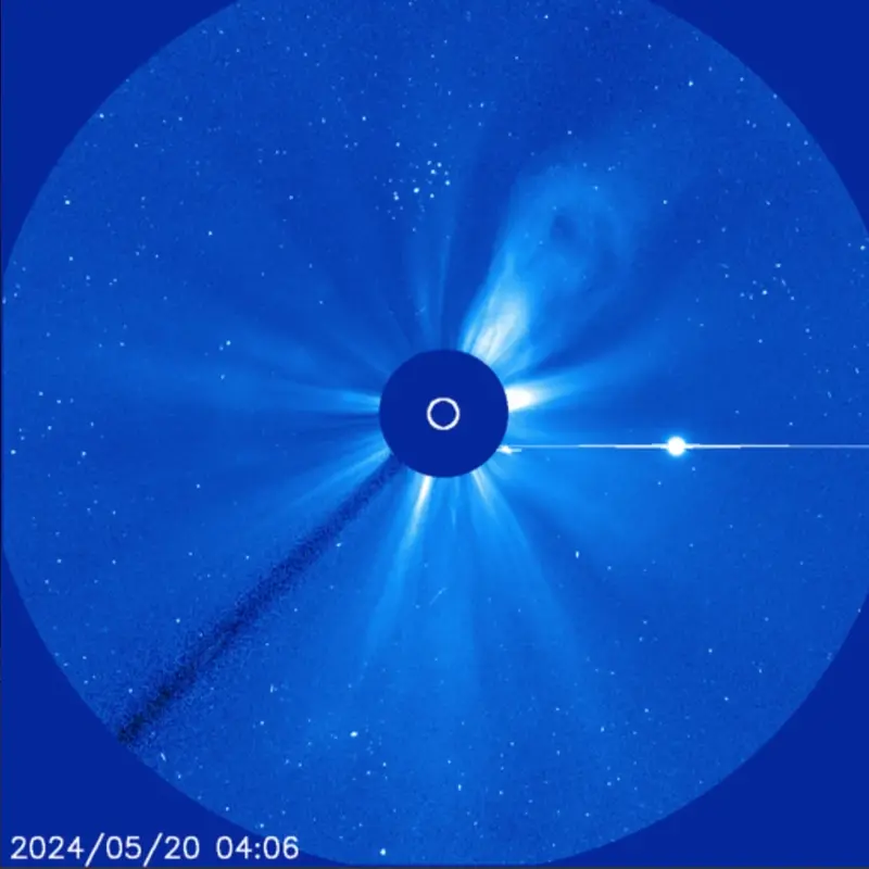 Video showing a blue chart and a darker blue disc with a white circle at center. Bright spots in a line.