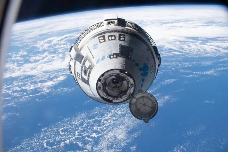 Starliner: una cápsula espacial con capota "Tapa" Abierto y flotando sobre la Tierra hacia la estación espacial.