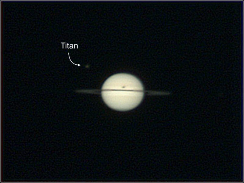 La sombre de Titán sobre Saturno