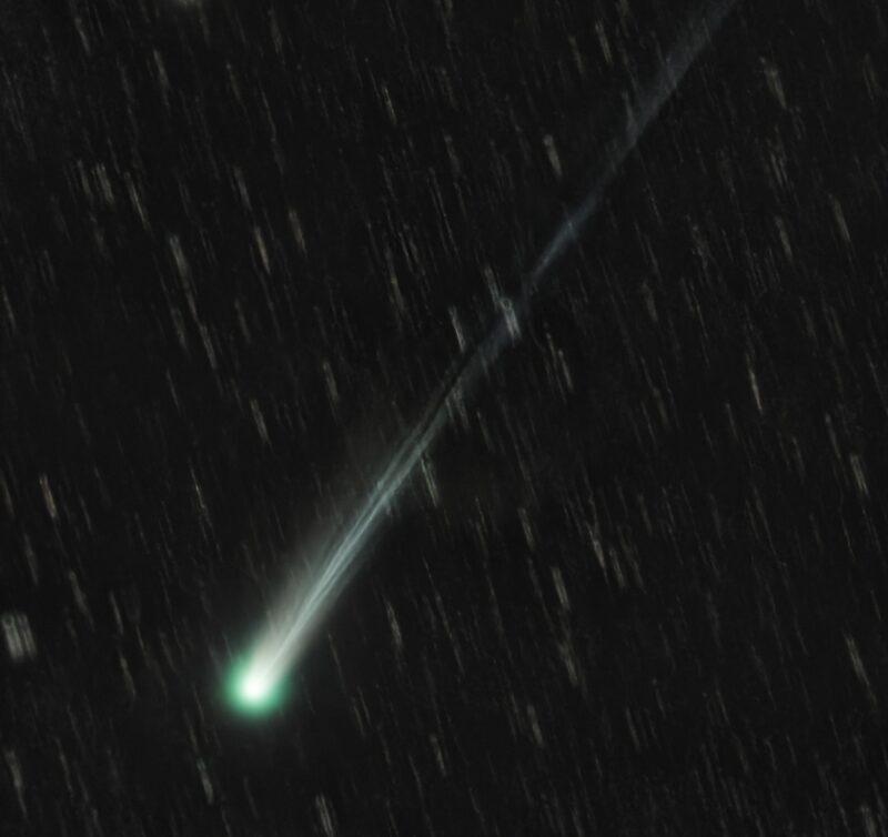 A bright oval with a long, straight tail reaching to the upper right.