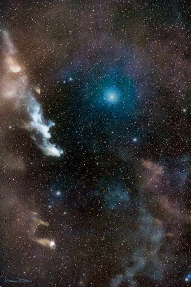 Звездана слика са разним маглинама, укључујући и ону која подсећа на лице са шиљастим носом са стране.