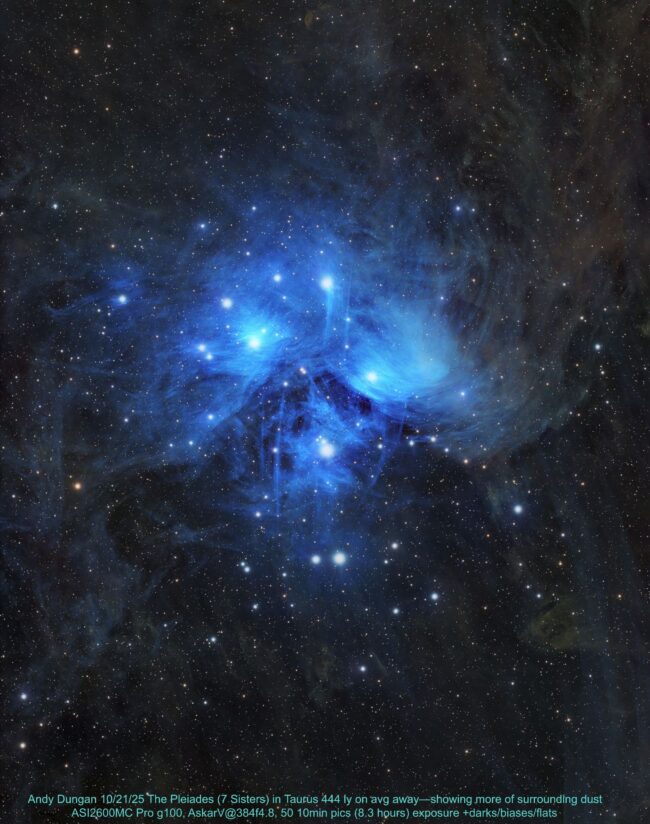 Велики, сложени вртлози светло плавог гаса на позадини бројних слабих звезда.