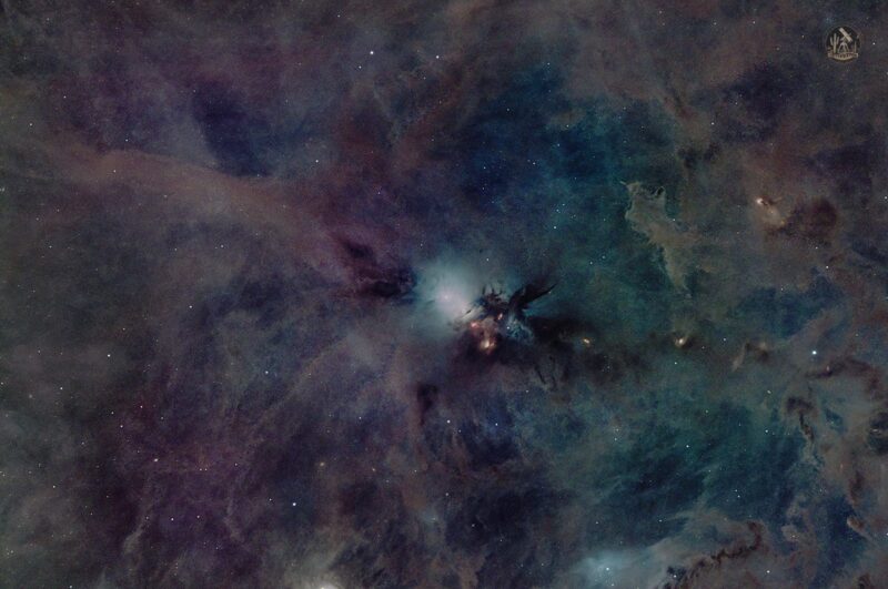 Велики и сложени облак љубичастог и тамнозеленог гаса, са мноштвом слабих уроњених звезда.