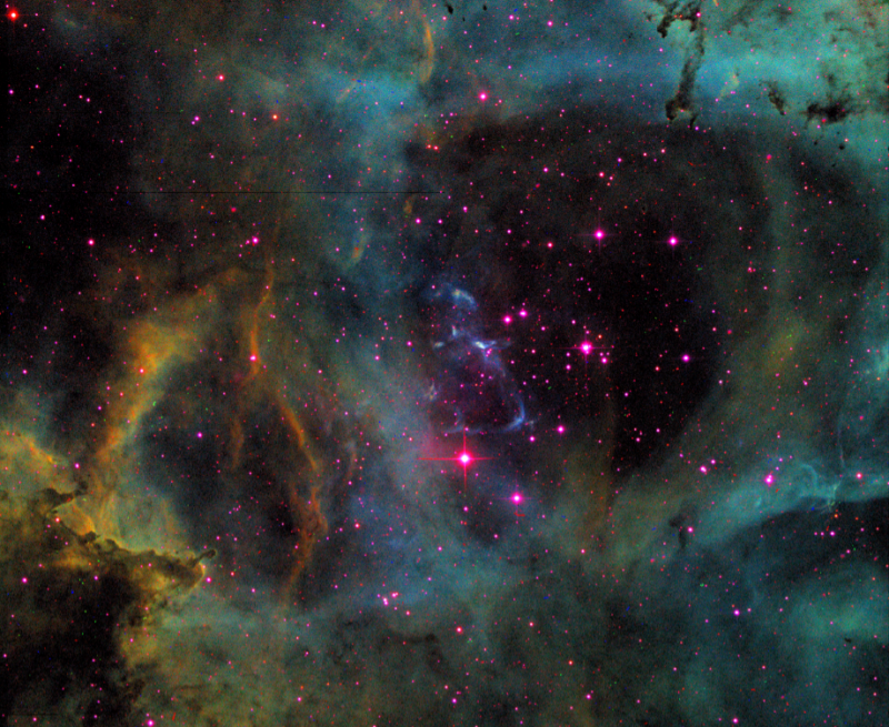 Велики и сложени облак жутог и зеленог гаса, са мноштвом уроњених звезда ружичасте боје.