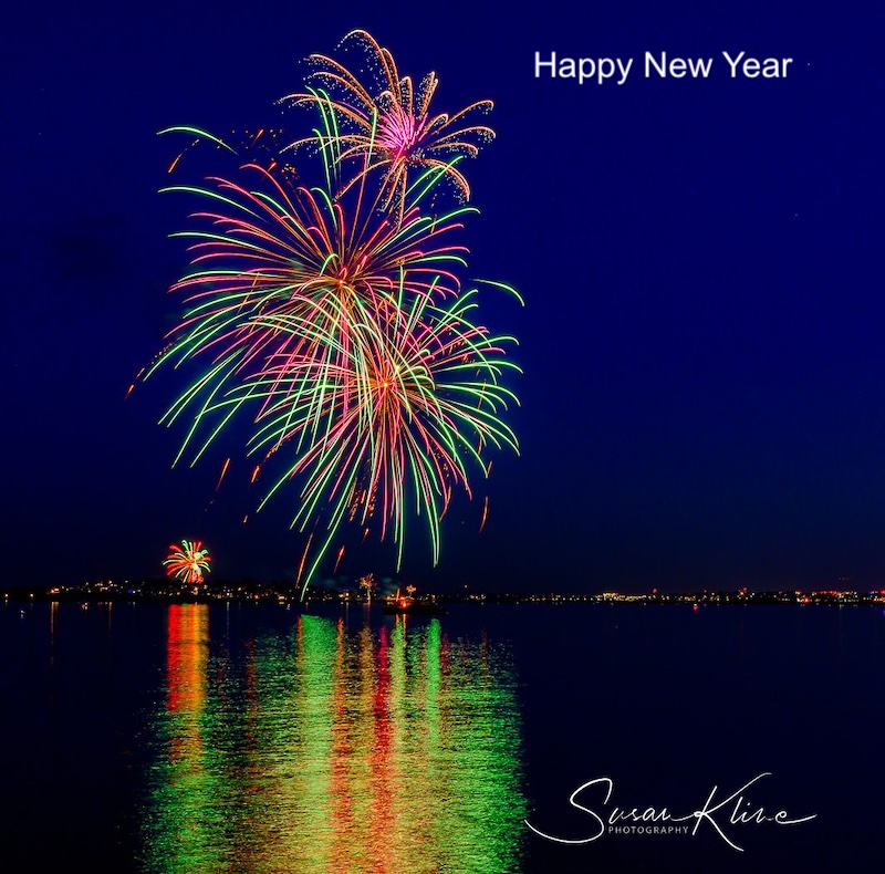 Нова година: Разнобојни ватромет који се огледа у води са исписаним Срећна Нова 2026.