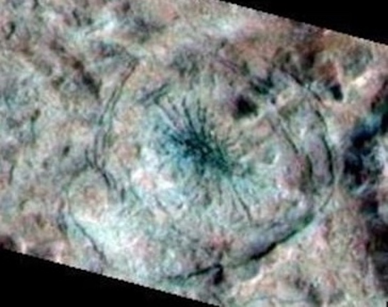 Паук на Европи: Велики плитки кратер са тамним многоногим пауковим обликом у средишту.