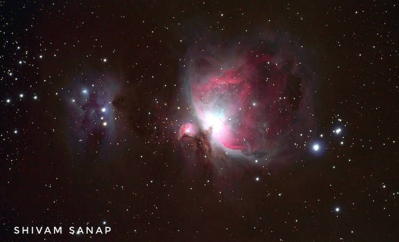 Јасно оцртани вртлози од 3 сјајна, разнобојна облака гаса са звездама уграђеним у њих.