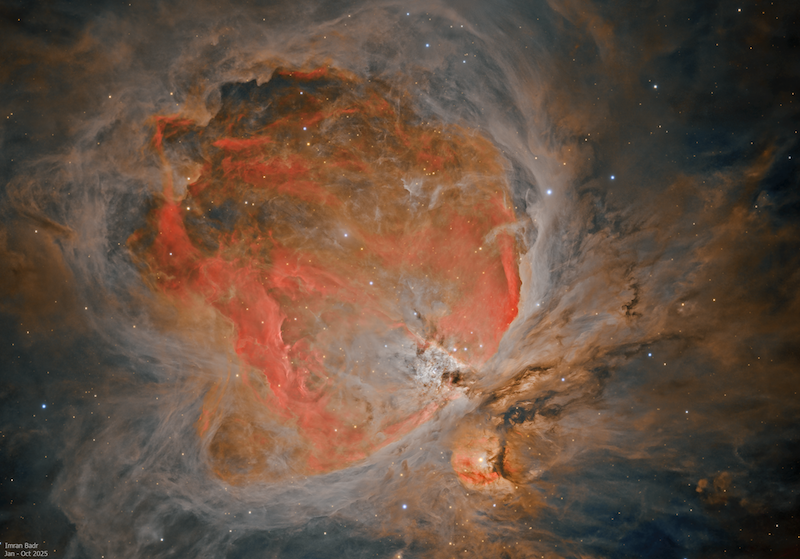 Велика округла, углавном наранџаста маглина са детаљним ковитлацима.