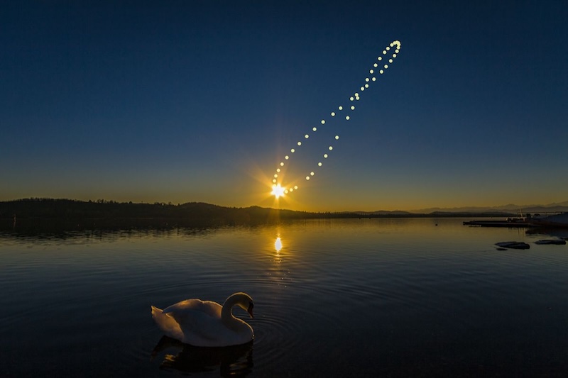 Линија светлих тачака на небу у облику фигуре 8, са најнижом која је веома светла, изнад водене површине.