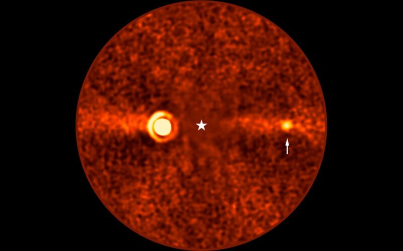 Hidden planet: Reddish sphere showing field of view with a star icon at center, a bright light to the left and a smaller light with arrow to the right.