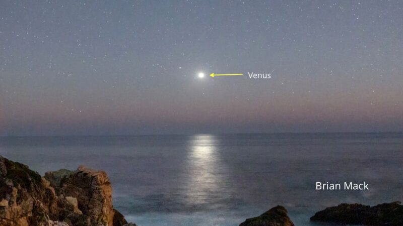 Venus brillante sobre el océano